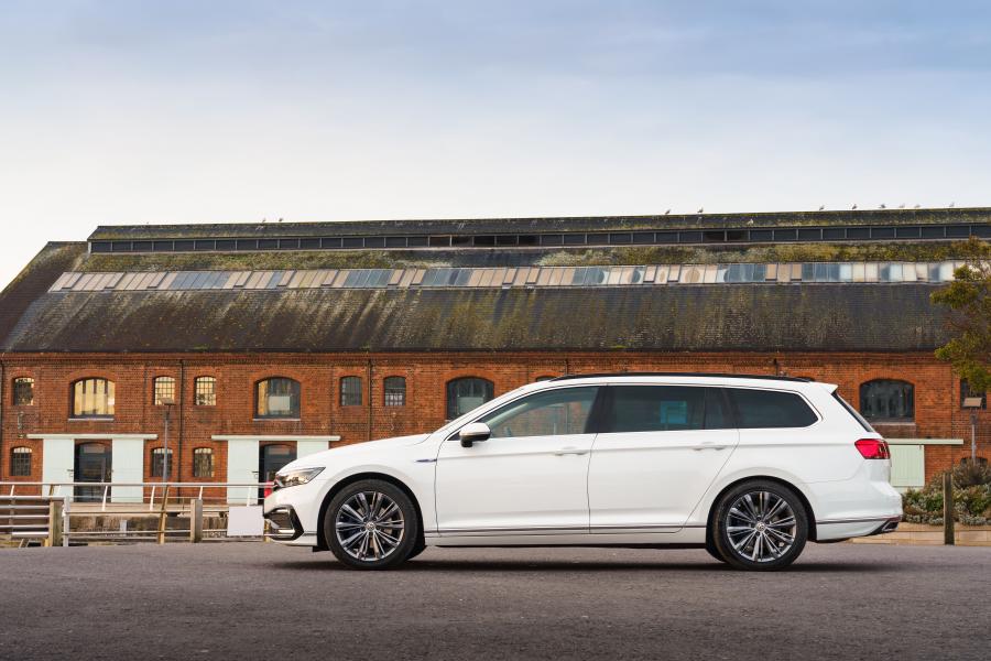  Volkswagen Passat GTE Estate (B8) 2019 года  (UK) (фото 18 из 40)